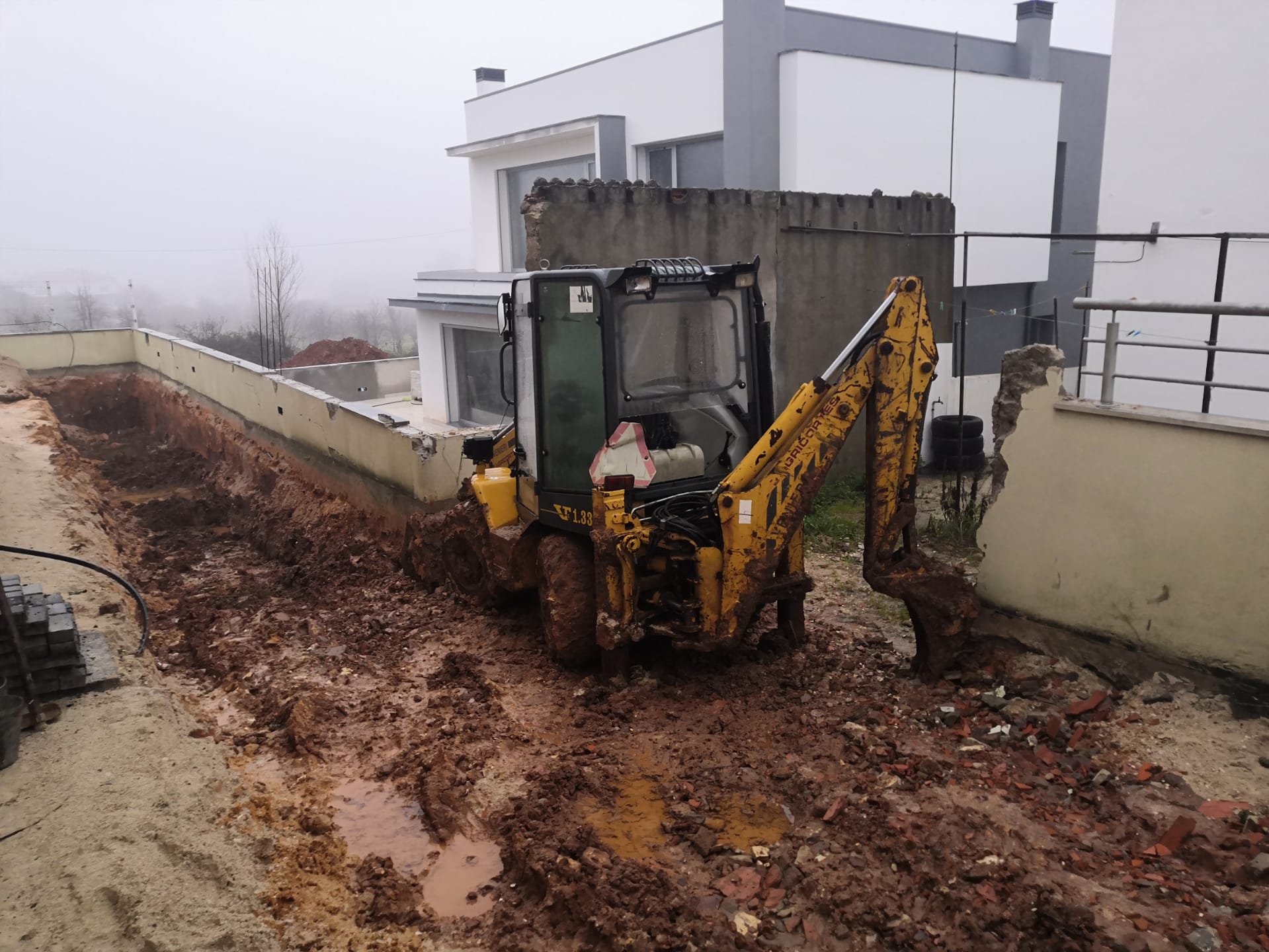 Execução de Muro de Suporte - Leiria