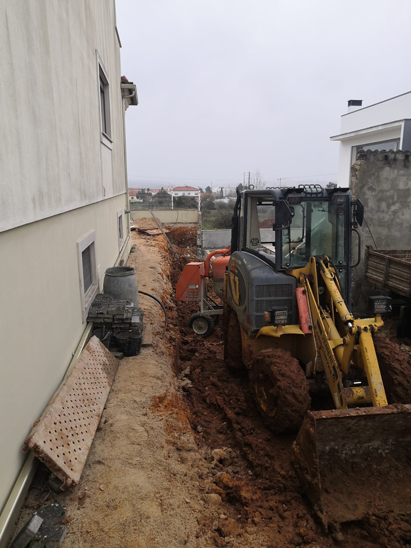 Execução de Muro de Suporte - Leiria